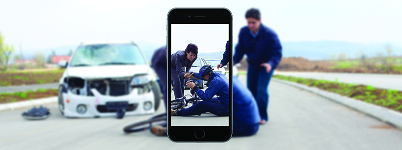 Image of good Samaritans helping at the seen of an accident